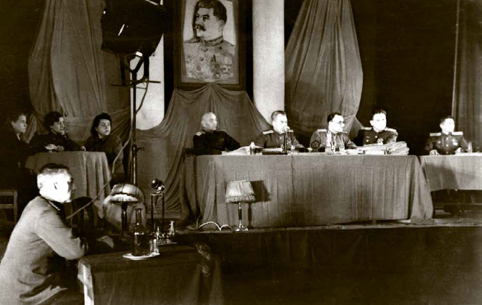 Члены Военного трибунала Одесского военного округа в зале заседаний на Николаевском открытом судебном процессе