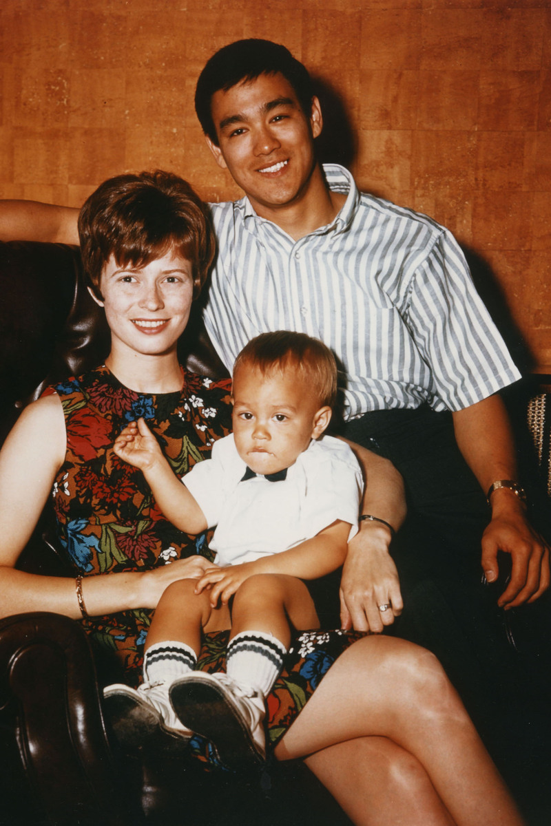 Маленький Брэндон с легендарным отцом и мамой. Источник: alamy.com