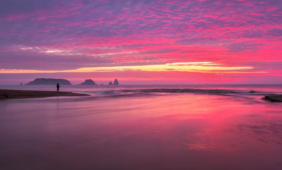    Розовое небо на закате — это результат рассеивания света в атмосфере. Это не просто красиво, а ещё и физика в действии. Источник изображения: adverdesign.ru