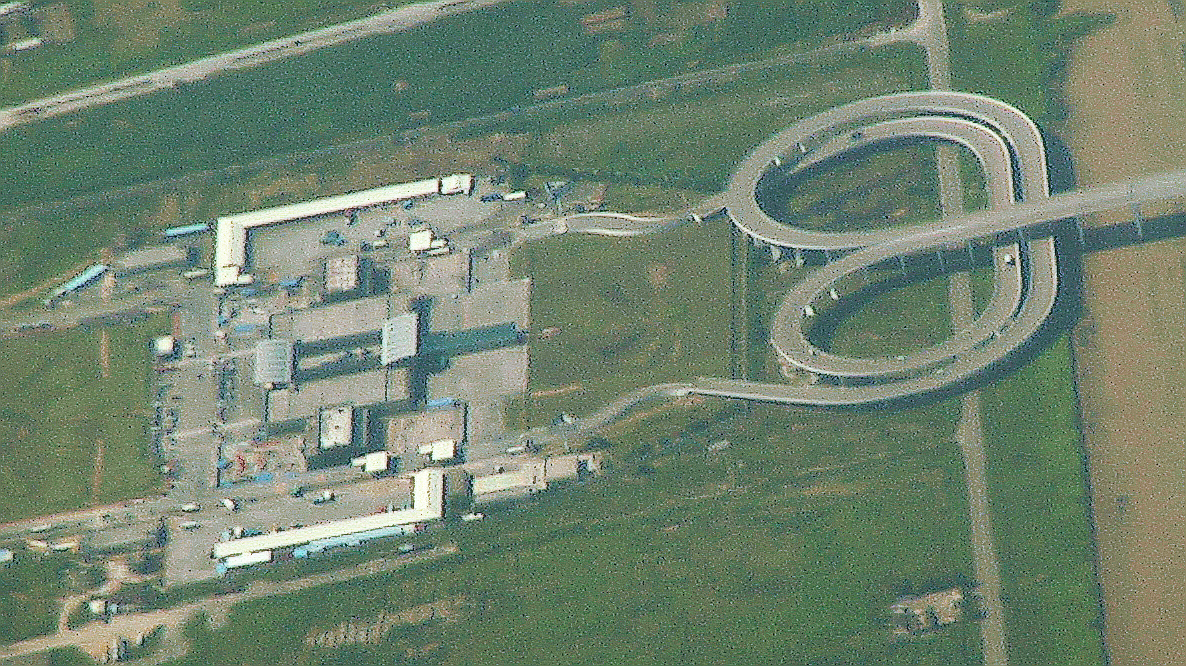 Пример моста, меняющего направление автомобильного движения. Лотосовый мост (Lotus Bridge) в Макао. 