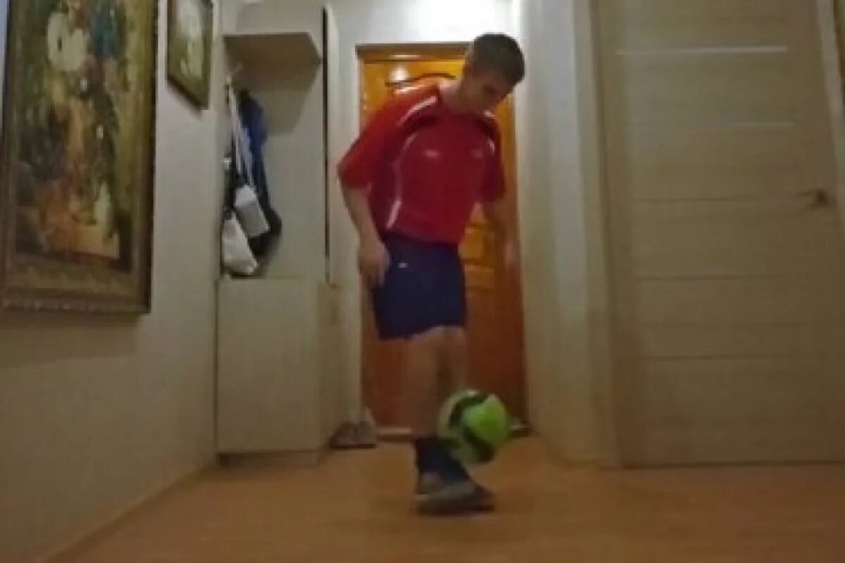    Снимать новый рекорд спортсмену помогали родители.