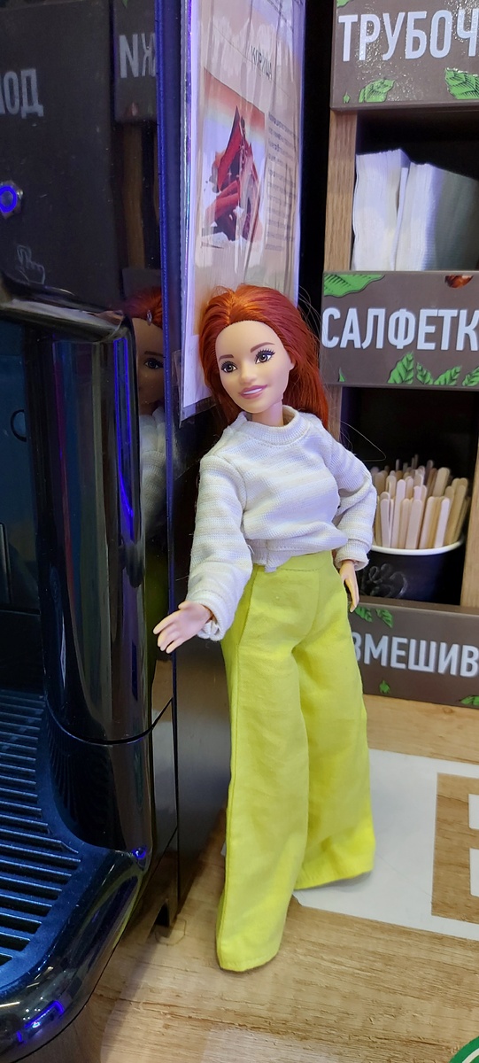 Тася в ожидании кофе. Фото автора канала.