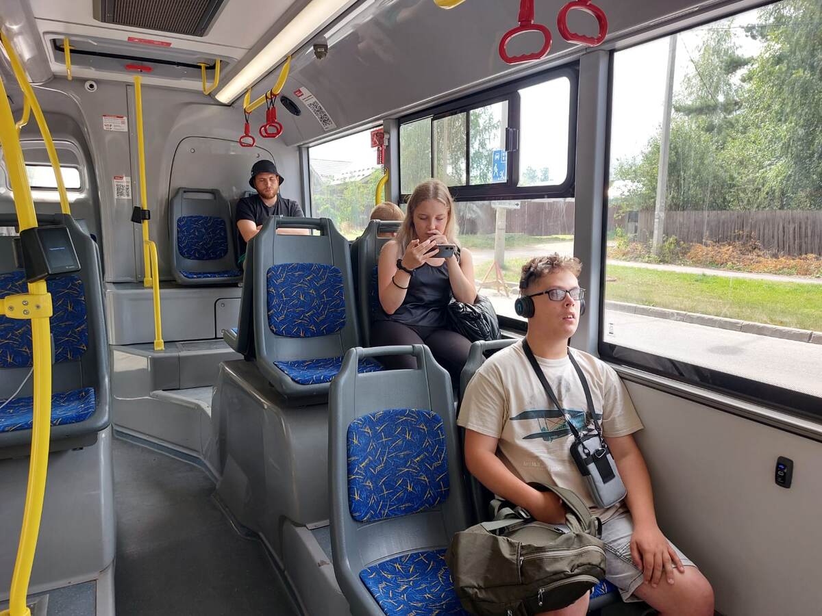 фото из семейного архива: вот, в автобусе ему еще понравилось ездить