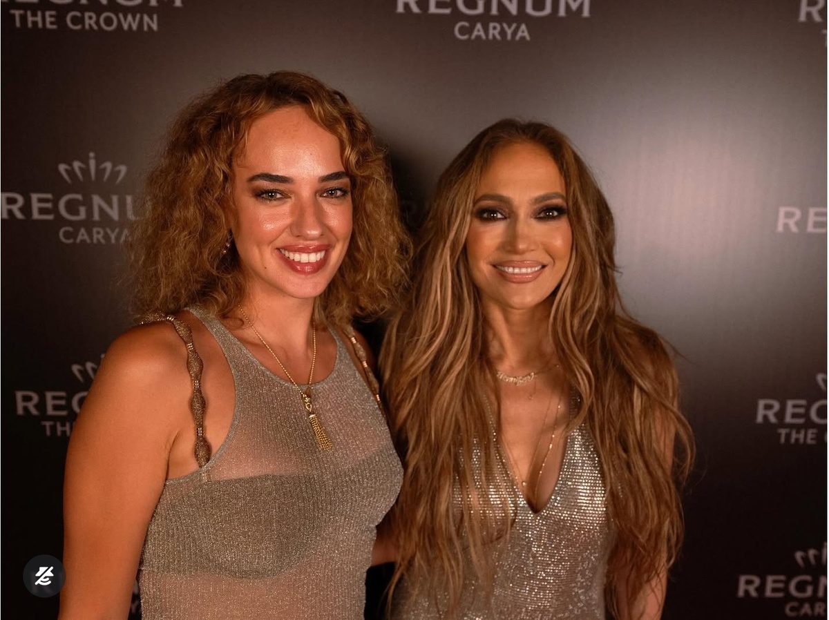 Седа Бакан даже сфотографировалась с JLo, говорят, такая возможность оплачивалась отдельно 