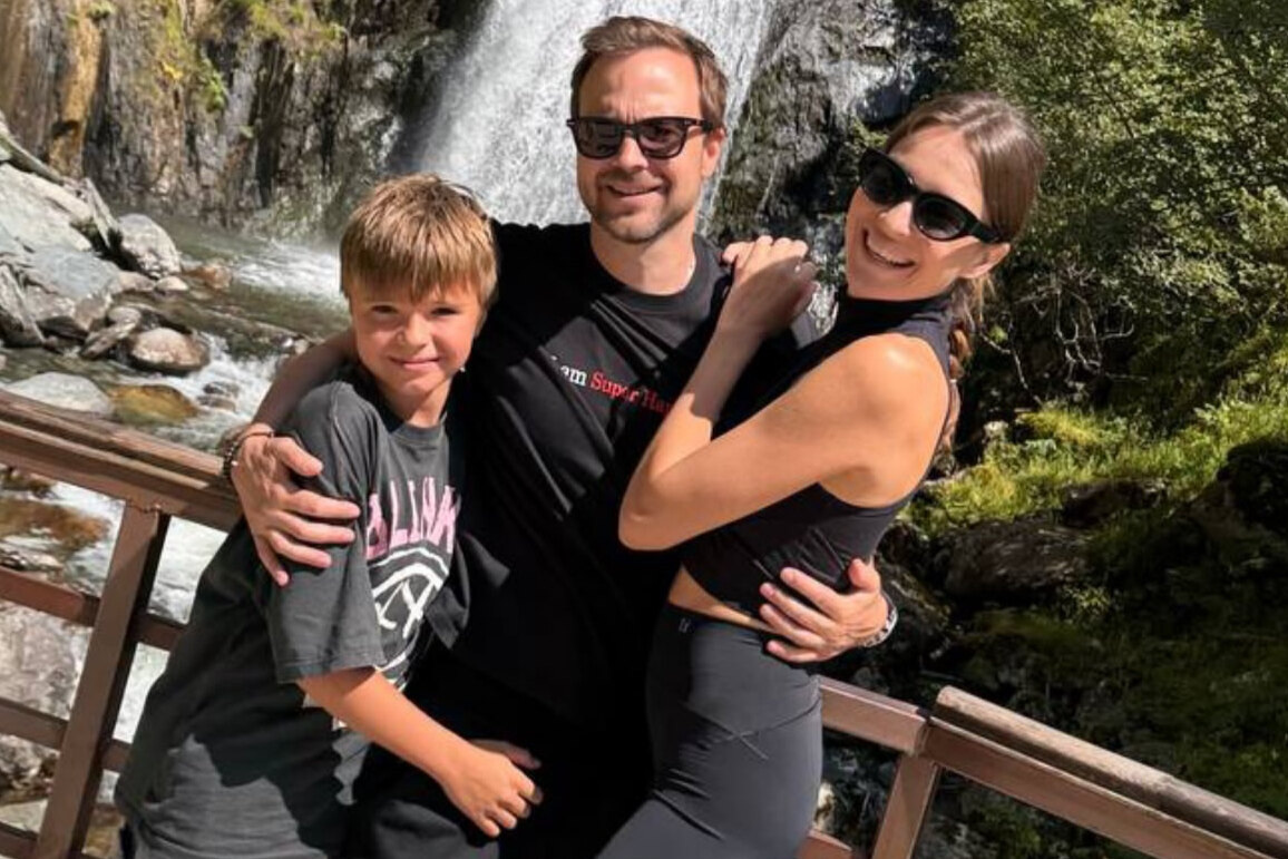     Алексей Чадов показал редкое фото с женой и сыном от Агнией Дитковските