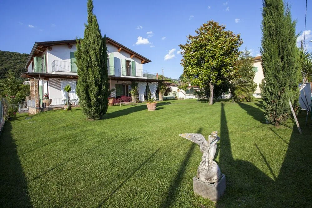 Вилла с садом, скульптурами и несколькими зданиями.