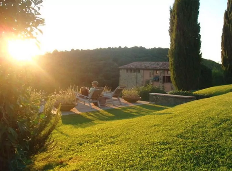 Тосканские виды виллы Газманова - и он сам на лежачке.