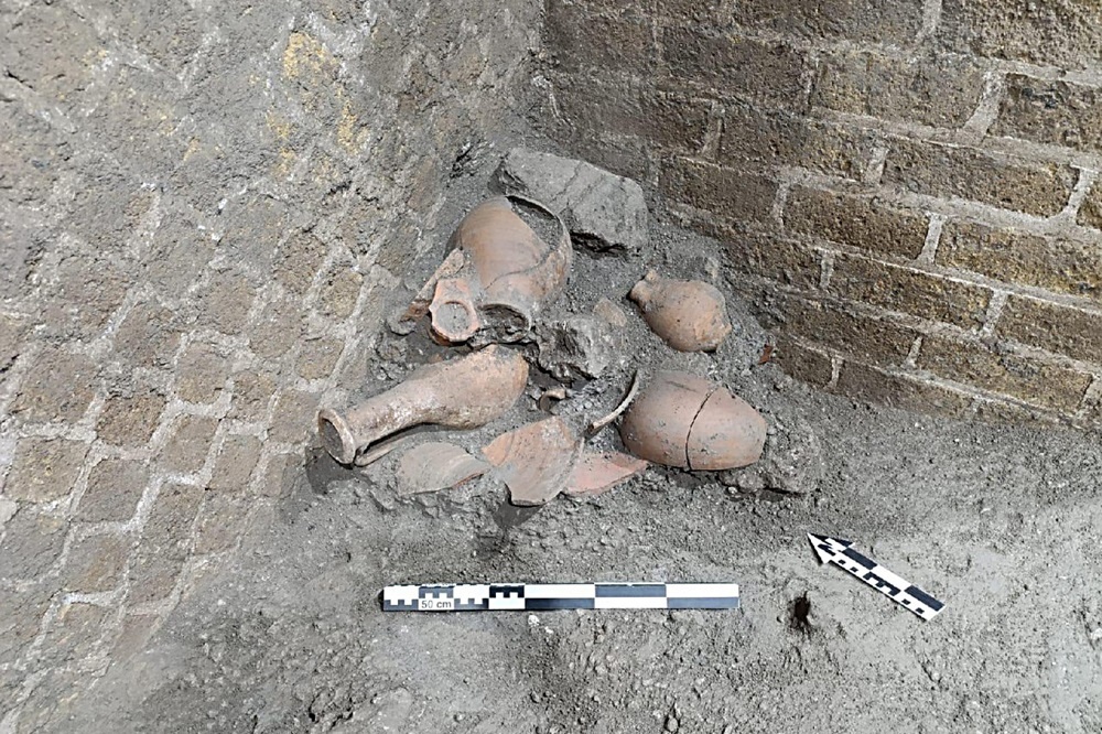     Фото: HANDOUT/AFP/East News Глиняные сосуды, оставшиеся от временного лагеря в Помпеях