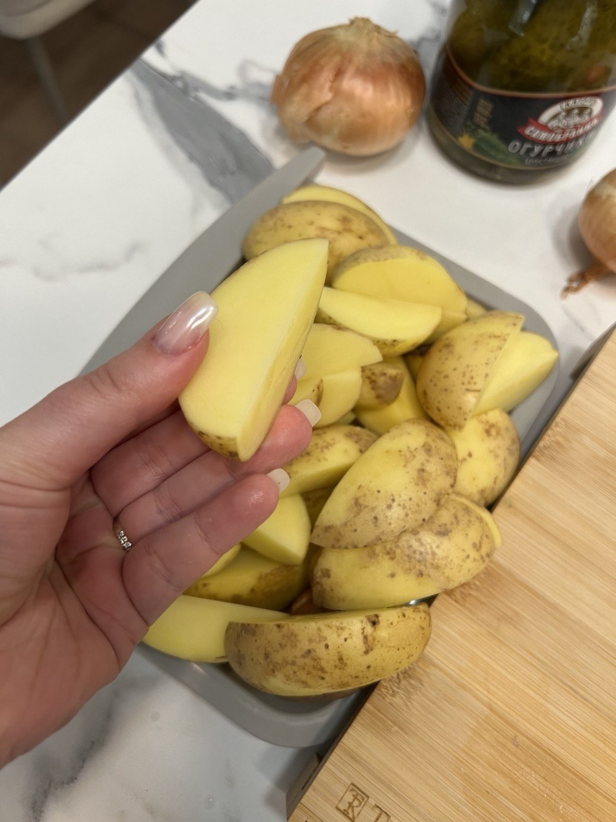 Нарезаем картофель