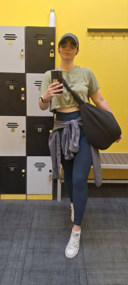 Я, мало того, что мастер коллажа, теперь я ещё мастер раздевалочного селфи😏 Выхожу с тренировки с ощущением, что ещё столько же легко бы сделала, но надо ещё погулять сегодня, и работу я прогуляла, потому что у меня завтра др, а перед др уставать мне не хочется. 