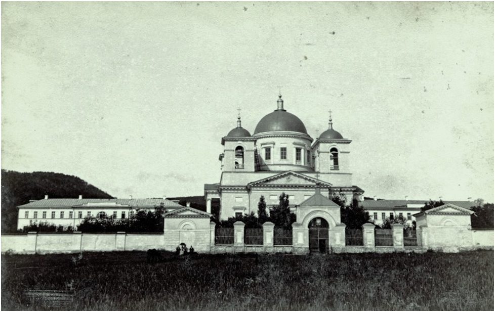 Соборный Преображенский храм монастыря в 1891 году  Авторство: неизв.. http://sobory.ru/photo/253114, Общественное достояние, https://commons.wikimedia.org/w/index.php?curid=77746795