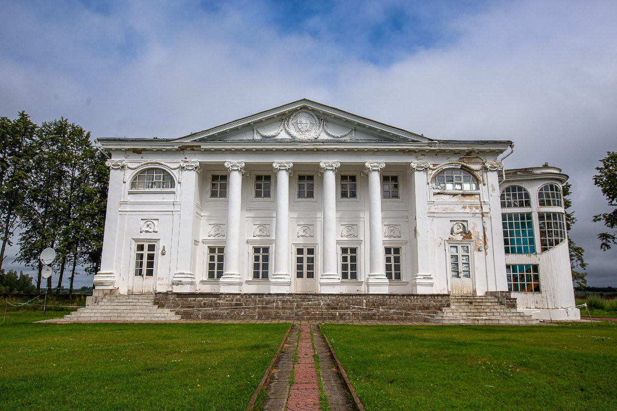 Главный дом усадьбы Волынщина-Полуэктово. Деревня Волынщино, Рузский муниципальный округ, Московская область. Фото автора статьи 