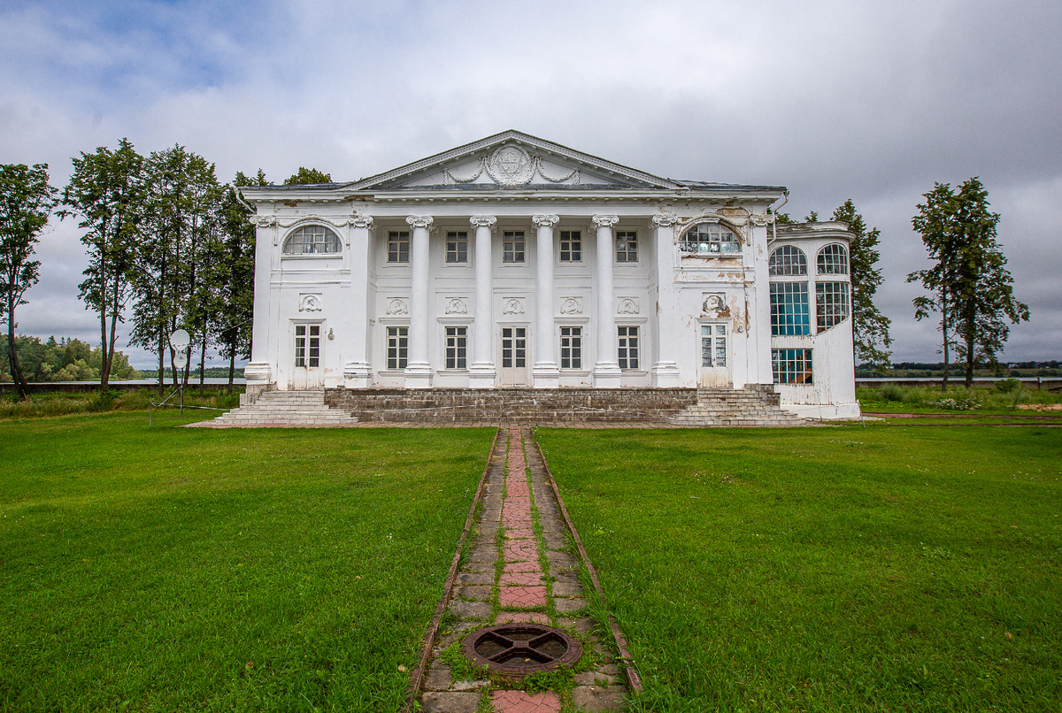 Главный дом усадьбы Волынщина-Полуэктово. Деревня Волынщино, Рузский муниципальный округ, Московская область. Фото автора статьи 