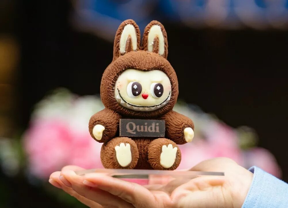    Что пробовать в августе: таежные меню, “автомобильные” коктейли, сахарные QR-коды, китайский самовар и лабубу Дины Саевой