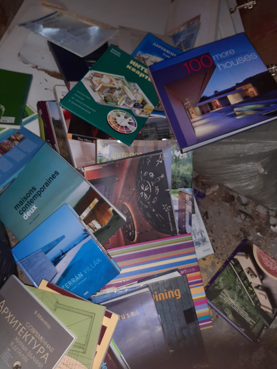    Вот так кто то выкинул дорогие книги 📚 