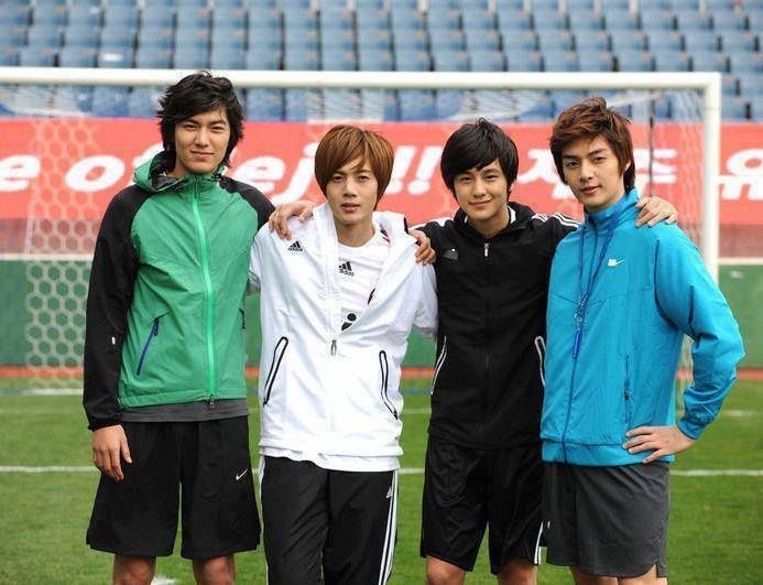 Кадры из дорамы "Мальчики краше цветов"