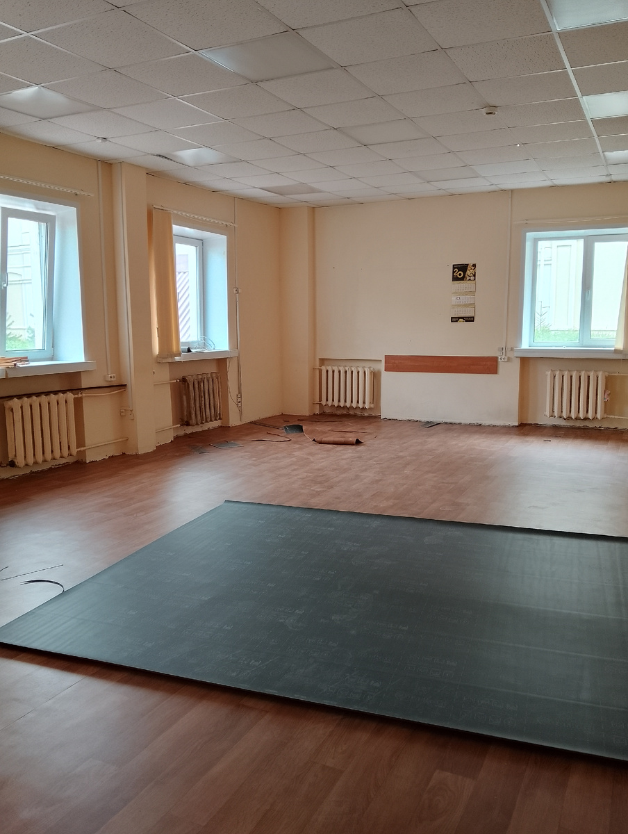 В нашем кабинете укладывают новый линолеум, фото автора 