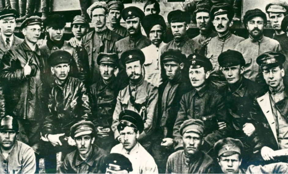 Фрунзе в Самаре с командой бронепоезда. 1919 год.