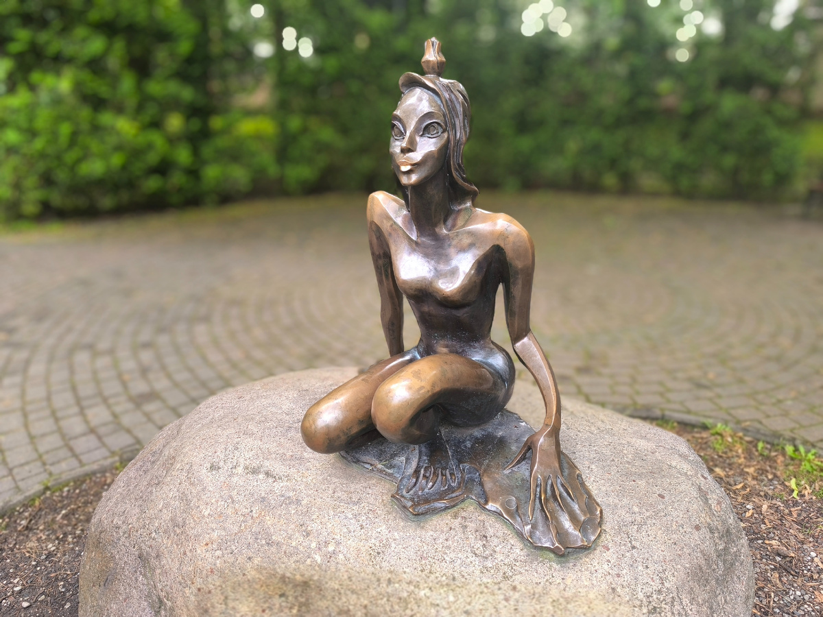 Она встречает всех, кто приезжает поездом.