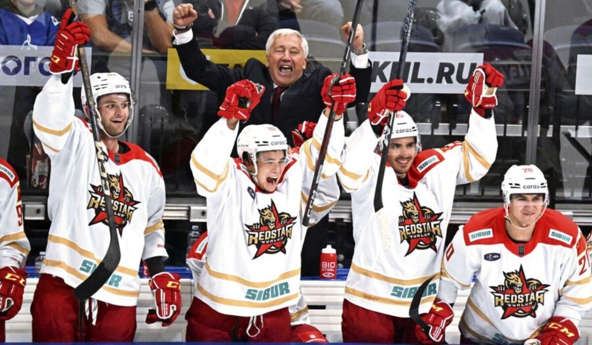     Хоккеисты "Куньлуня". Источник: gazeta.ru Автор фото: Владимир Федоренко