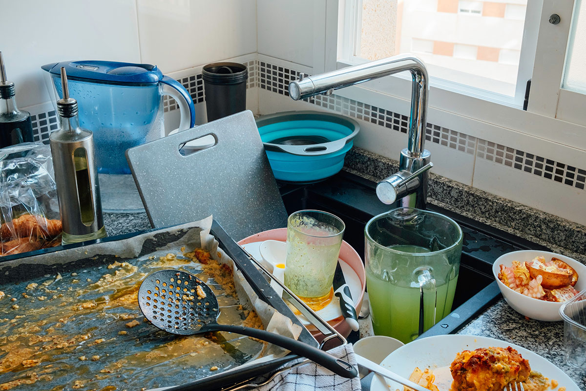    Оставить в раковине гору грязной посуды нельзя. Источник: Shutterstock