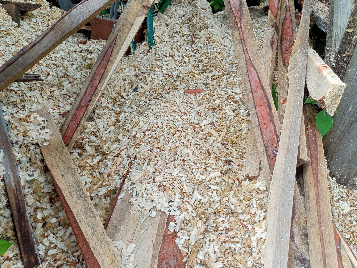 Остаются обрезки и опилки