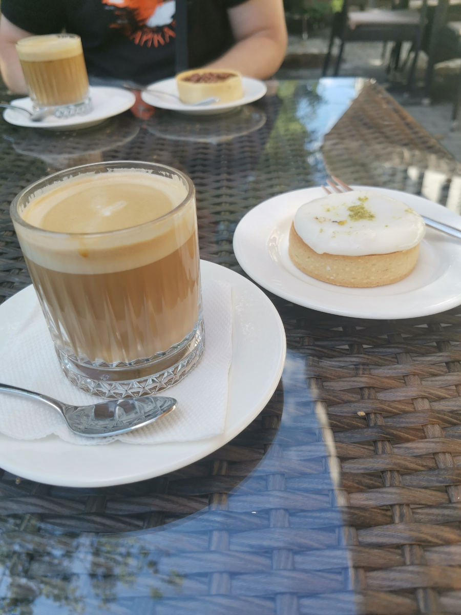 Пили кофе и ужинали в кафе "Жан-Иван". Понравилось все, рекомендую 