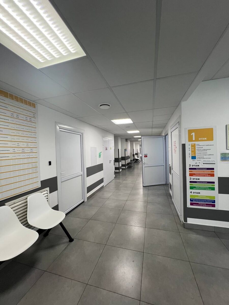 Моя светлая и уютная районная поликлиника по адресу: Московская область, р.п. Дрожжино, Новое шоссе дом 10, корпус 1. Фото из личного архива автора.