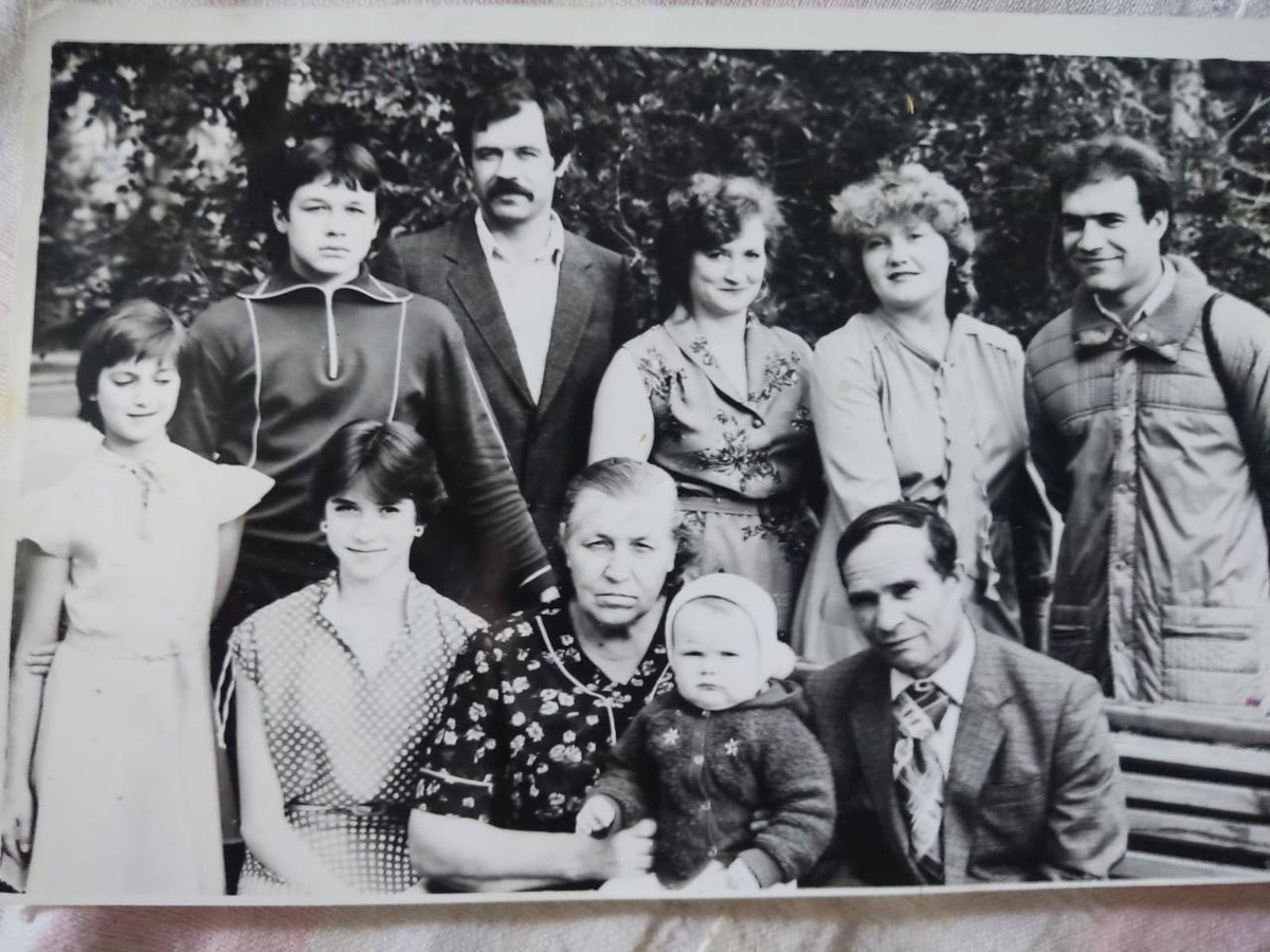 Петр и Амалия на фото в нижнем ряду.