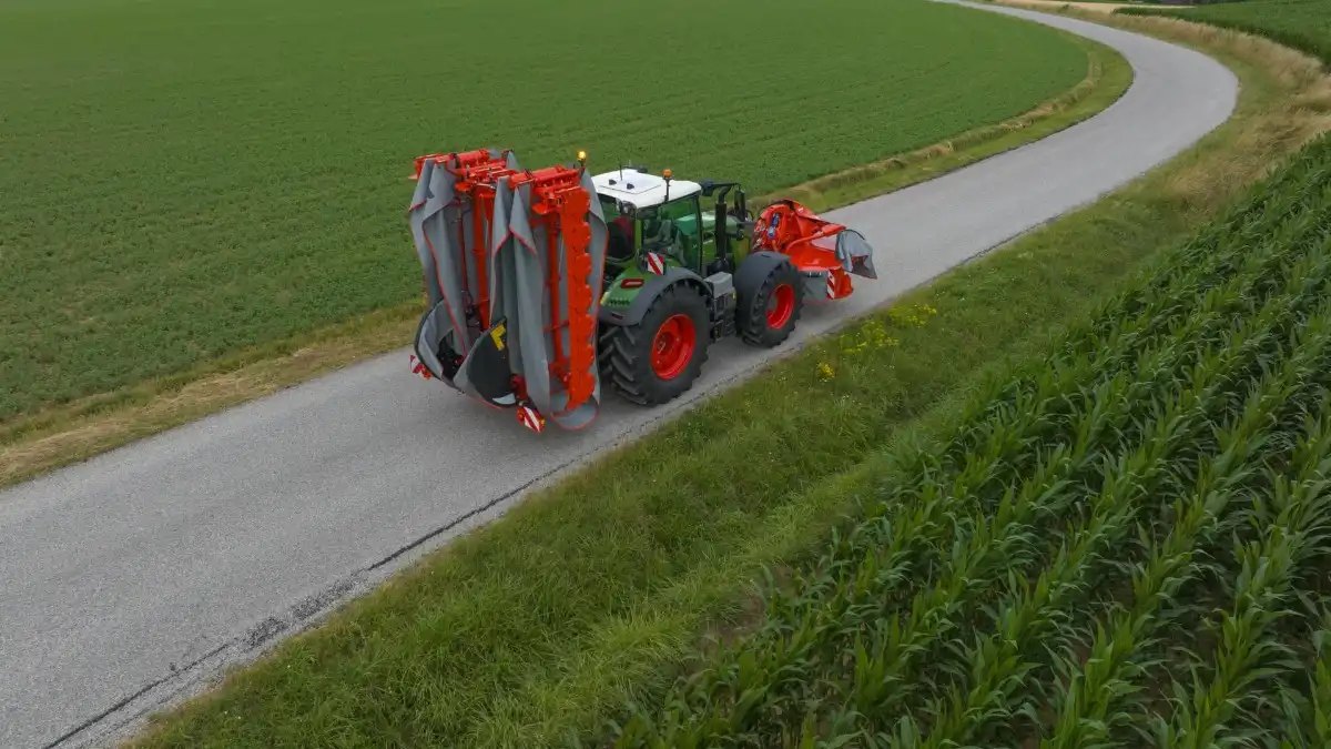 Фото: © KuhnДисковая косилка Kuhn GMD 15030 в транспортном положении на дороге