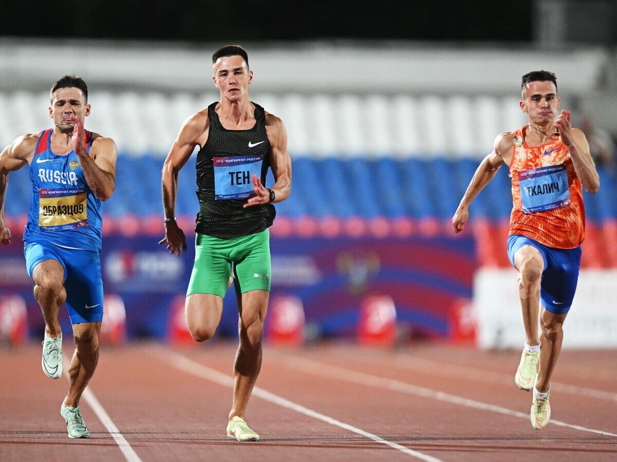    Игорь Образцов, Данила Тен и Ярослав Ткалич (слева направо) на дистанции финального забега на 100 метров среди мужчин на чемпионате России по легкой атлетике в Чебоксарах.© РИА Новости / Григорий Сысоев