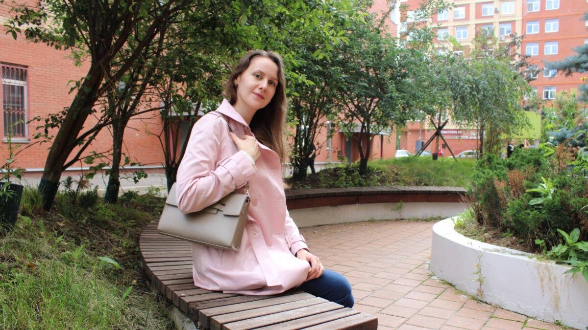    Мария Морозова в хорошую погоду гуляет во дворе дома / Фото: Мария Хапцова / Вечерняя Москва