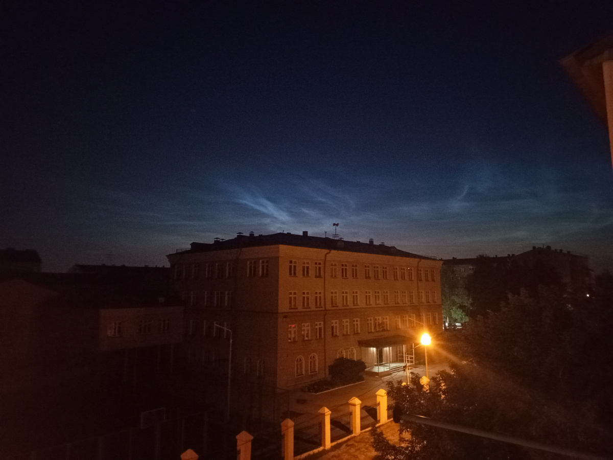 Или еженочно. Слово еженочно внешне выглядит странно. Почти так же странно, как северное сияние в Нск. Но самая дичь в том, что есть календарь северных сияний в Нск.