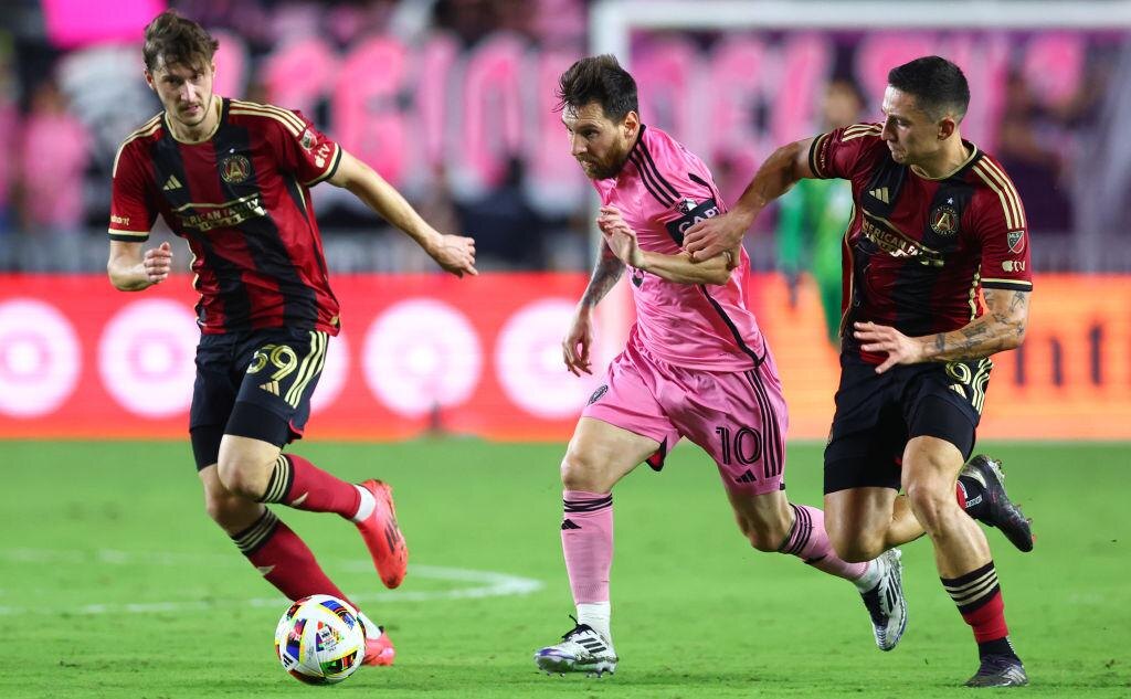     Алексей Миранчук и Лионель Месси в матче плей-офф МЛС