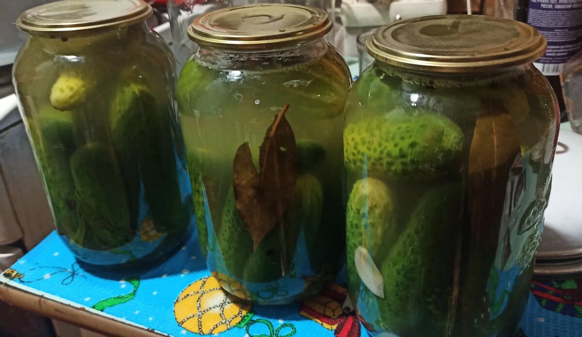 Банки с огурцами