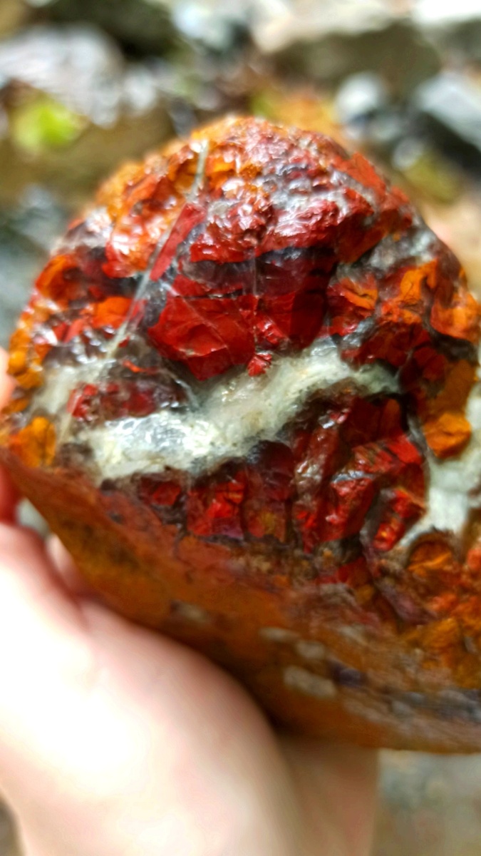 Самоцвет Сочи — яшма с прожилками халцедона и кальцита