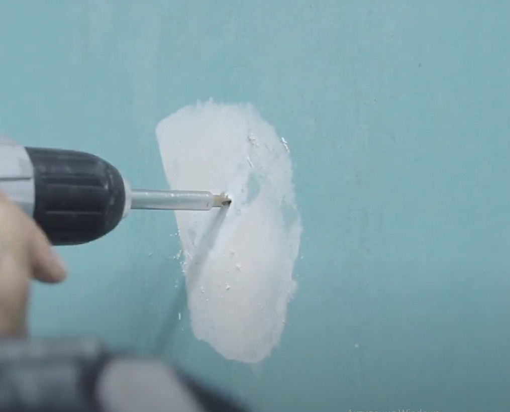 Если на гипсокартоне зашпатлёваны только саморезы, то их проще выкрутить, чем ломать лист ГКЛ