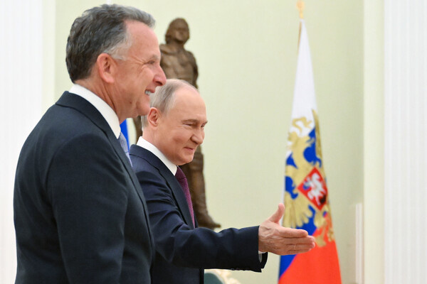 Президент РФ Владимир Путин и спецпосланник президента США Стивен Уиткофф во время встречи / Кристина Кормилицына/РИА Новости   📷