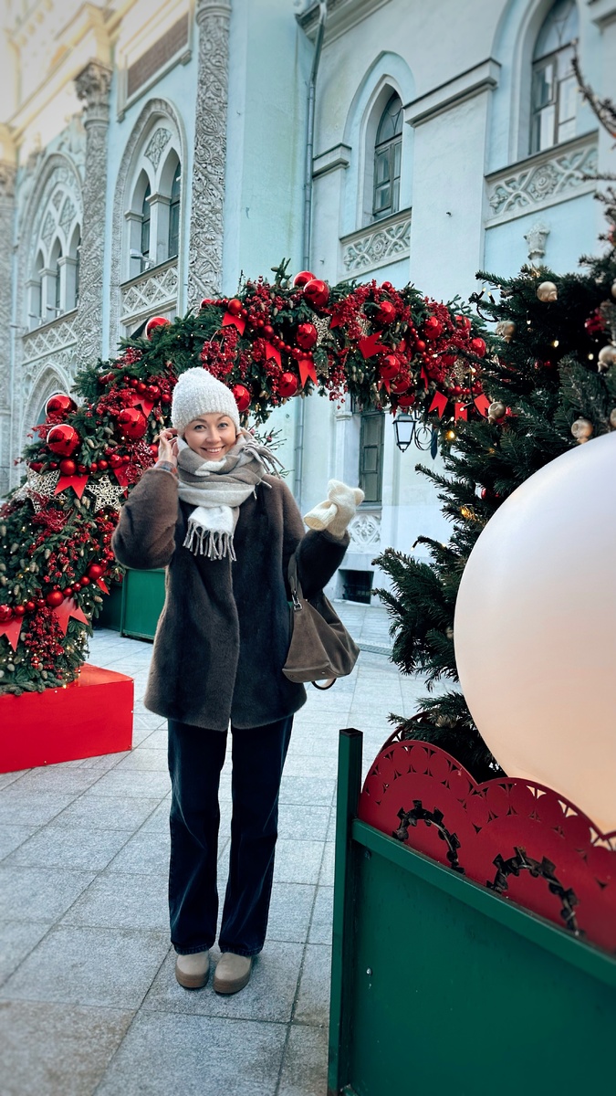 У меня, кстати, в гардеробе вообще практически не осталось курток. Теплой весной и осенью я предпочитаю носить плащи и тренчи, холодной осенью — пальто, а зимой шубу из экомеха. Исключение составляет совсем тонкий пуховик, который можно свернуть и убрать в маленький мешочек для хранения. Это очень удобно в поездках, так как он не занимает много места в вашей ручной клади. Плюс у меня есть спортивный пуховик для прогулок в лесу. В городе же зимой я хожу в шубах и мне они очень нравятся.