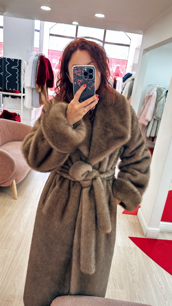 Для классического гардероба подойдут шубы в натуральных цветах с мехом под норку, соболя, кролика или лису. Кстати, именно вот эта шуба сейчас с хорошей скидкой, и на нее действует дополнительные -20%. В карточке товара, на мой взгляд, фото не самые удачные. В жизни она смотрится гораздо интереснее.