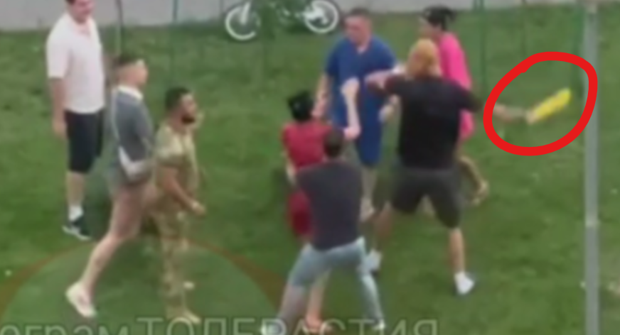 Мигом достал биту