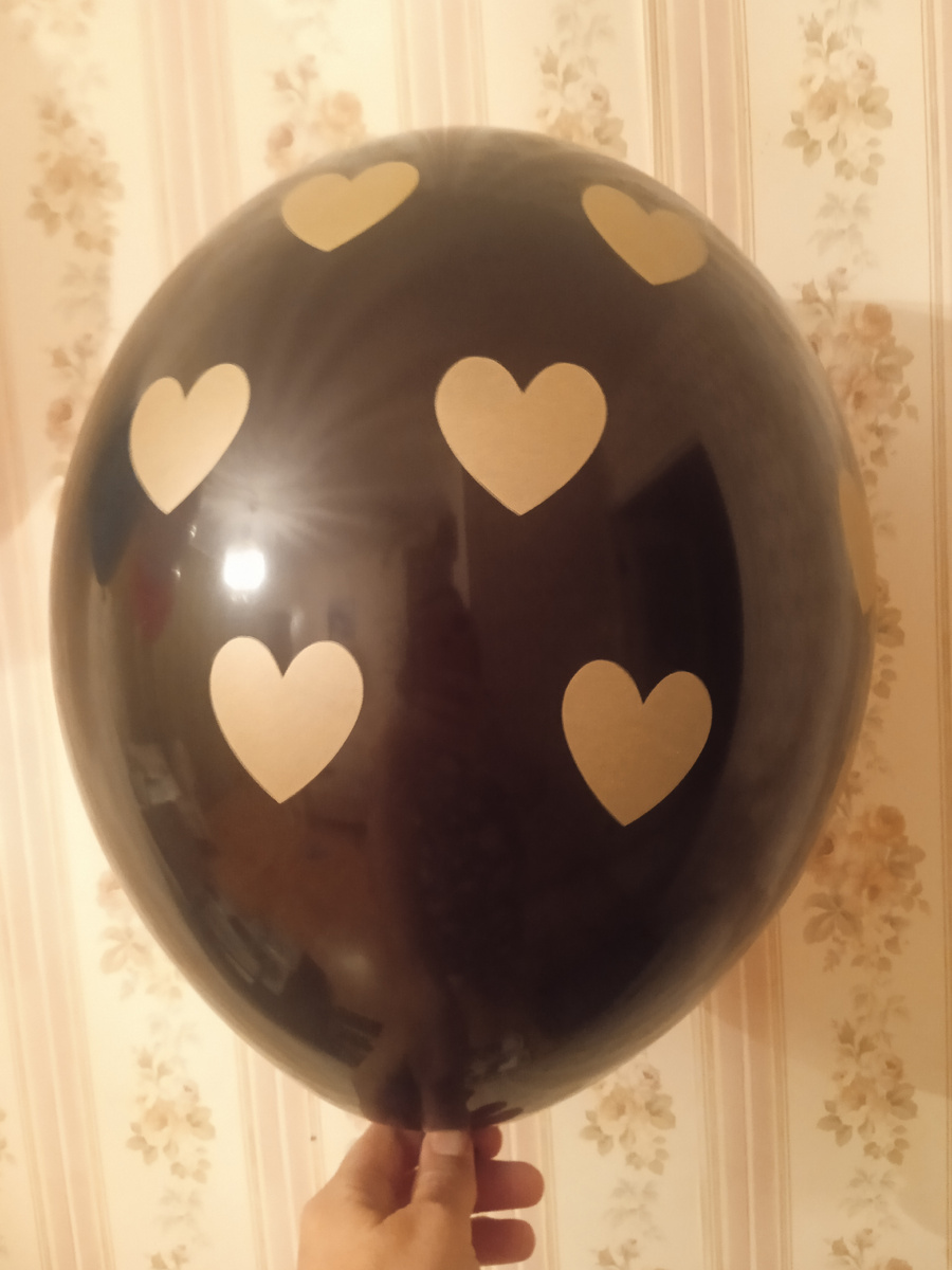 Меня встречали сегодня... Тёмный красавец с сердечками