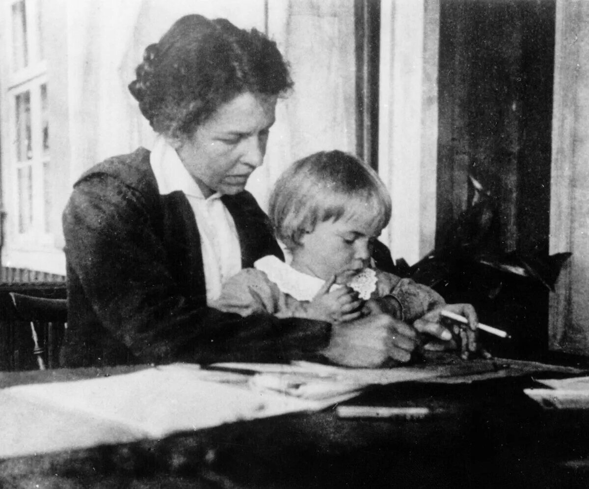 Туве Янссон сидит на коленях у своей матери Сигне Хаммарстен Янссон, Хама. Фото из семейного архива. Источник: tovejansson.com