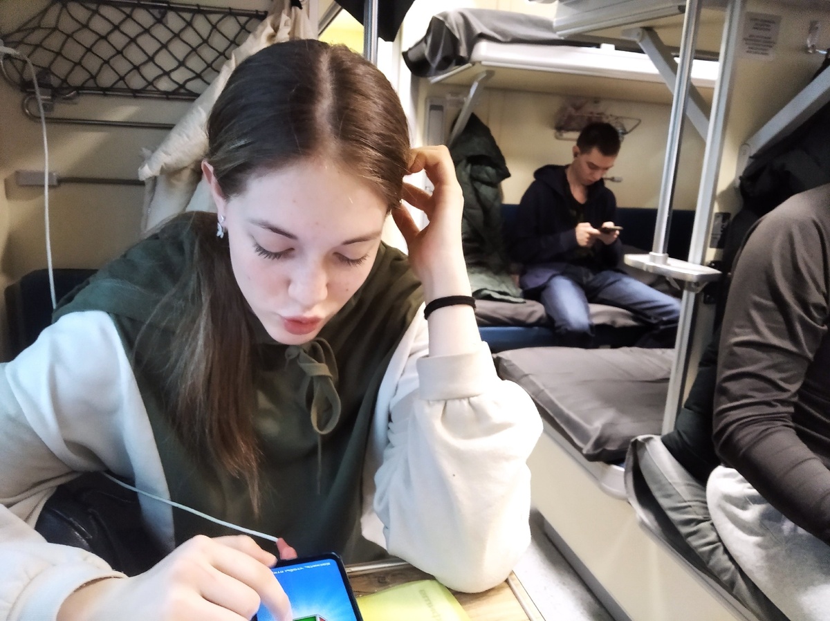    "Вы мне мешаете, уберите свою книгу" - заявила соседка по поезду. Не дома у себя все-таки