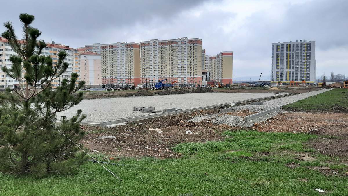 Первые площадки и аллеи.