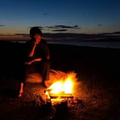 Мы замираем у огня. И это не случайно.