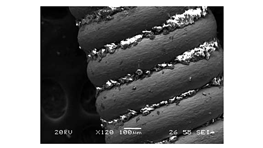 гитарная струна со скоплением грязи