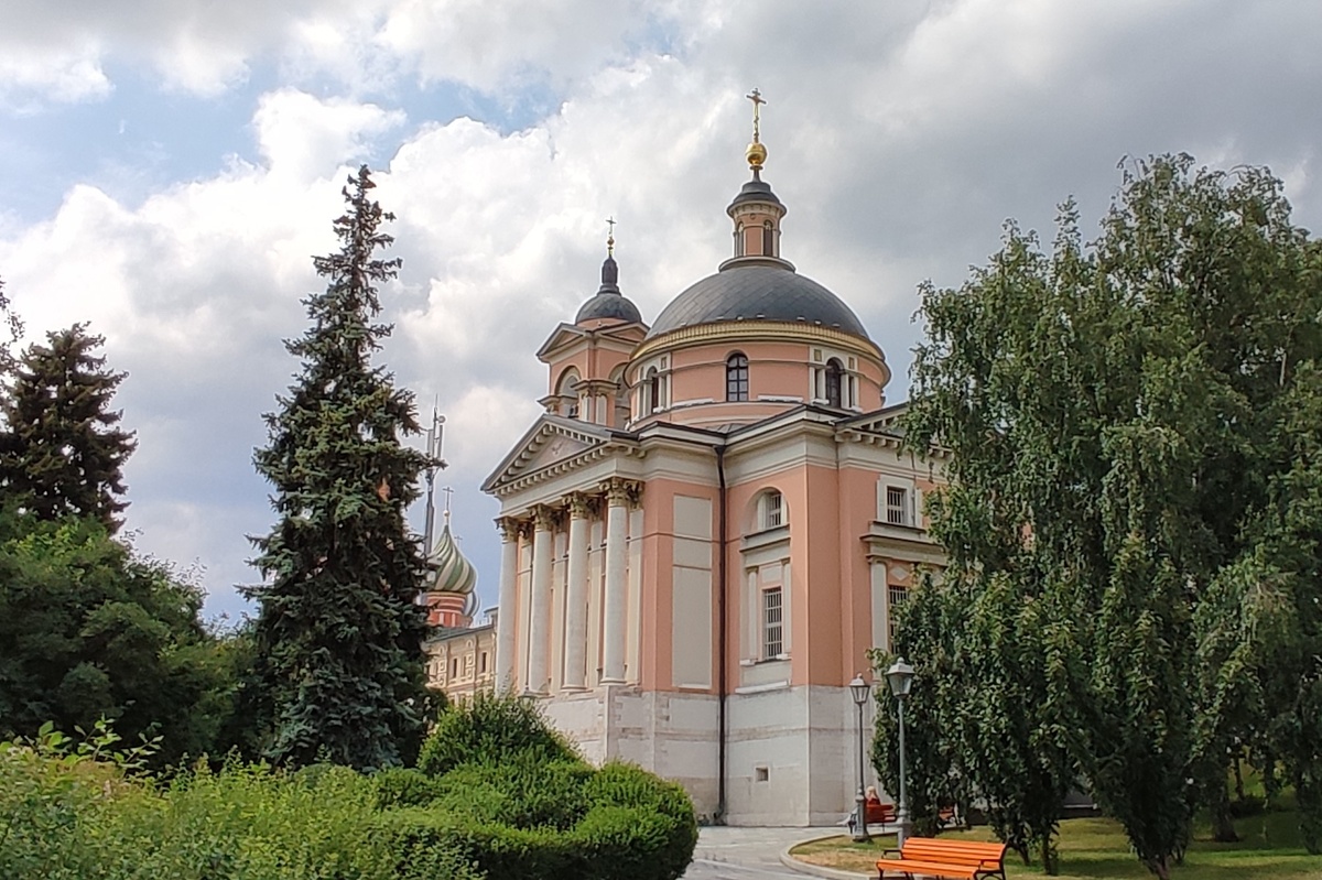 Действующая церковь Варвары Великомученницы расположена рядом с Старым английским двором. Здесь чудесная атмосфера и необыкновенная акустика. Фото: автор