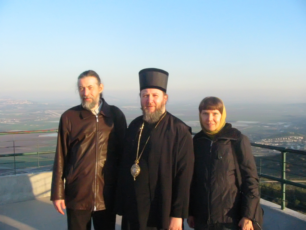 2008. Святая Земля. Фото на фоне долины Армагеддон. С первым настоятелем Подворья Сербской православной церкви епископом Антонием Моравеческим (Пантеличем) Ныне покойным
