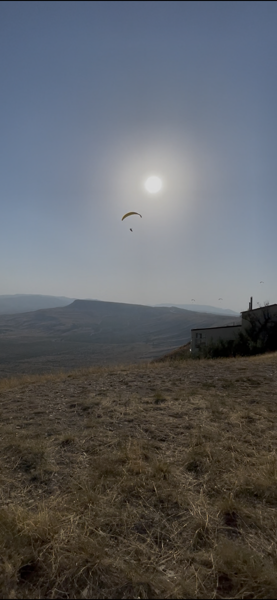 Я  парю в лучах уже клонящегося к западу солнца